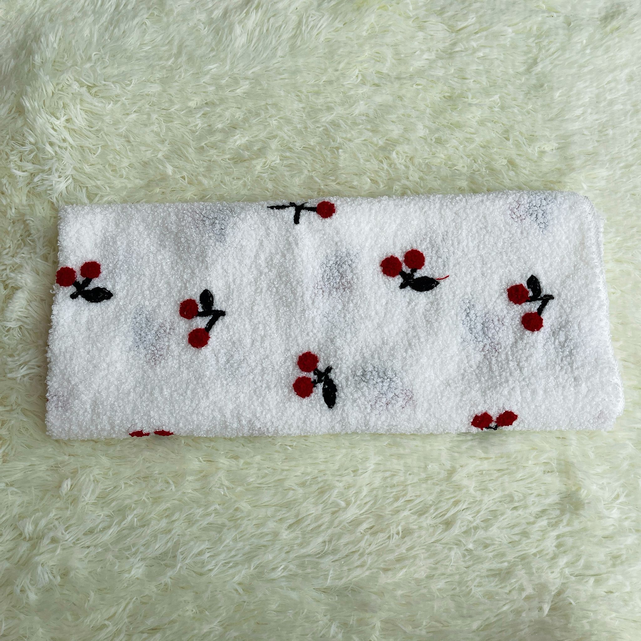 Fleece Cherry Design 1.7mx0.48m 樱桃款 B-Red | Packaging & Wrapping